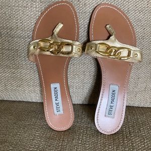 Steve Madden, Thong gold leather sandal, with gold chain, Size 6